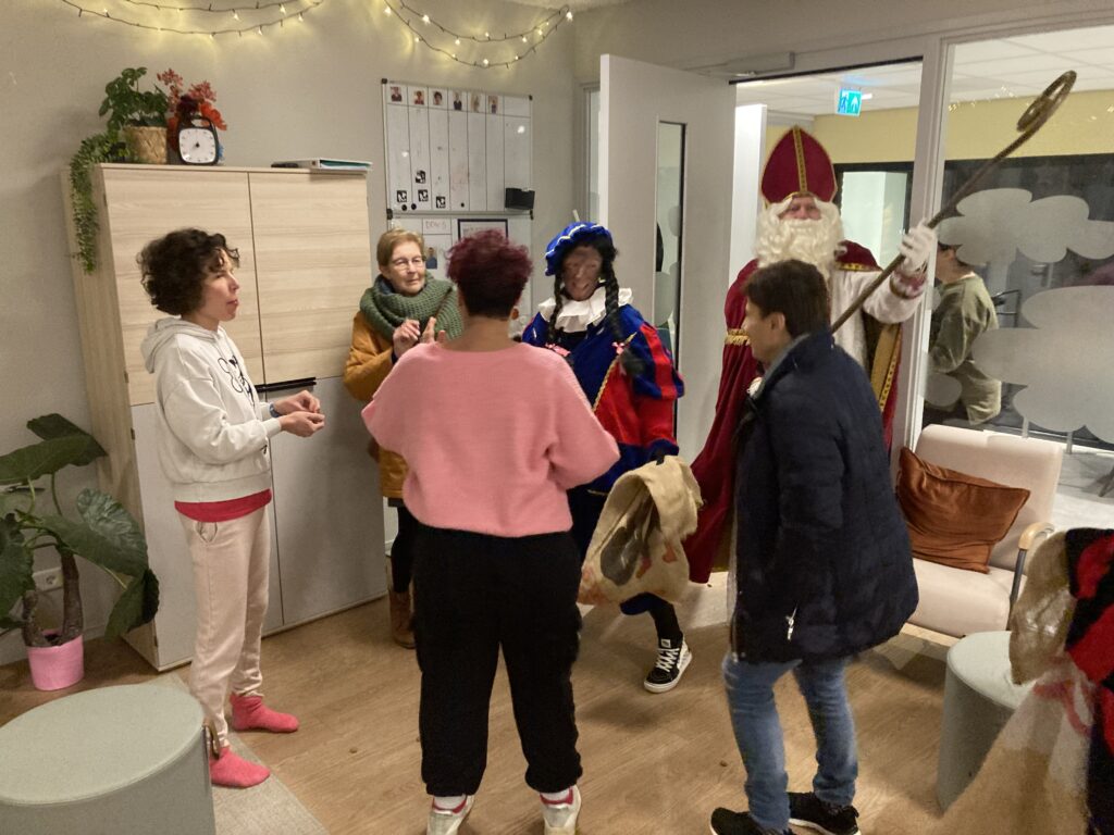 Sinterklaas en Piet met bewoners van Dennendal